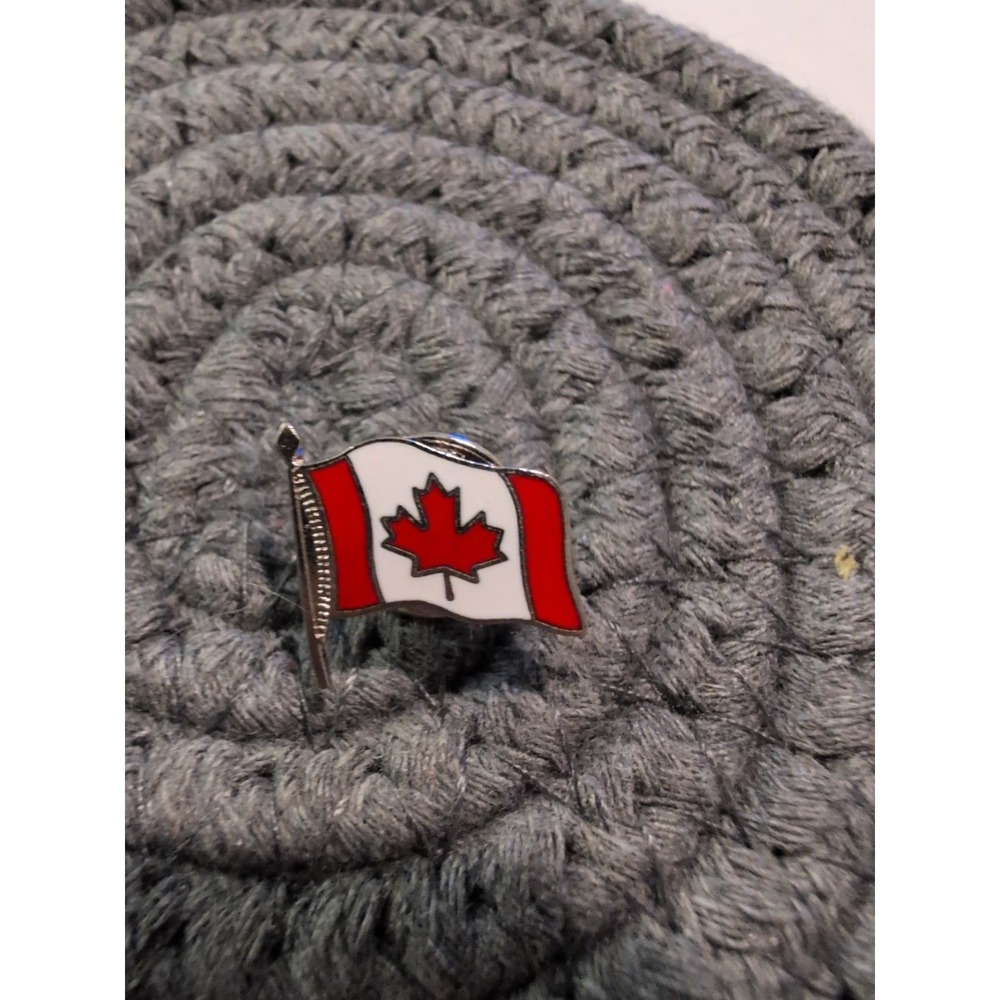 Canadian Flag Waving Canada Gold Tone Vintage Lapel‎ Pin